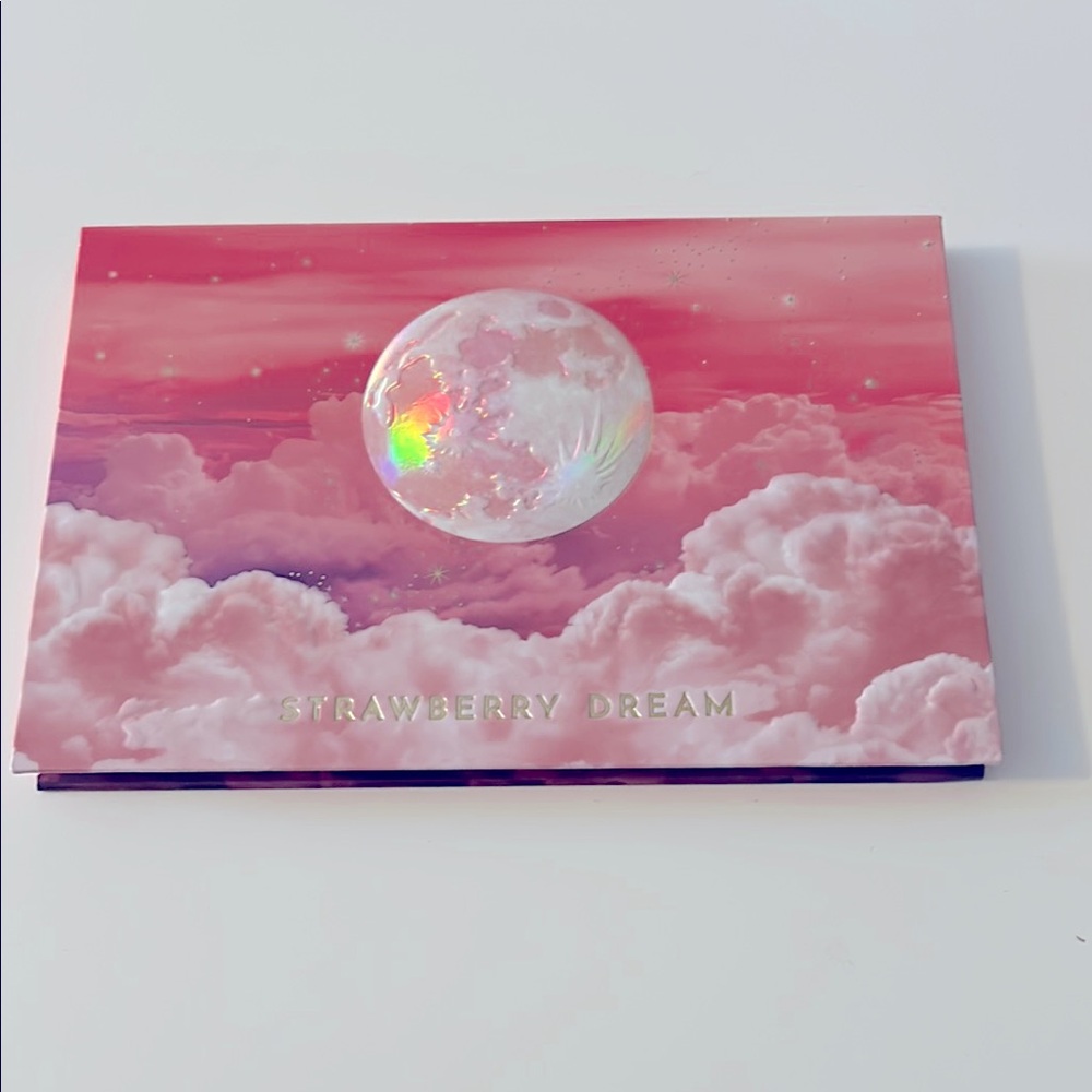 Lunar Beauty strawberry dream palette